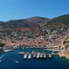 Aerial drone panoramic photo of picturesque port and main village of Hydra or Ydra island | Von aerial-drone