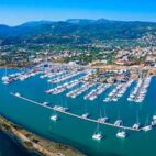 Lefkas (Lefkada) town, amazing view at the small marina for the fishing boats with the nice wooden bridge... | Von gatsi