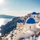 Churches in Oia, Santorini island in Greece, on a sunny day. Panorama view. Von Funny Studio